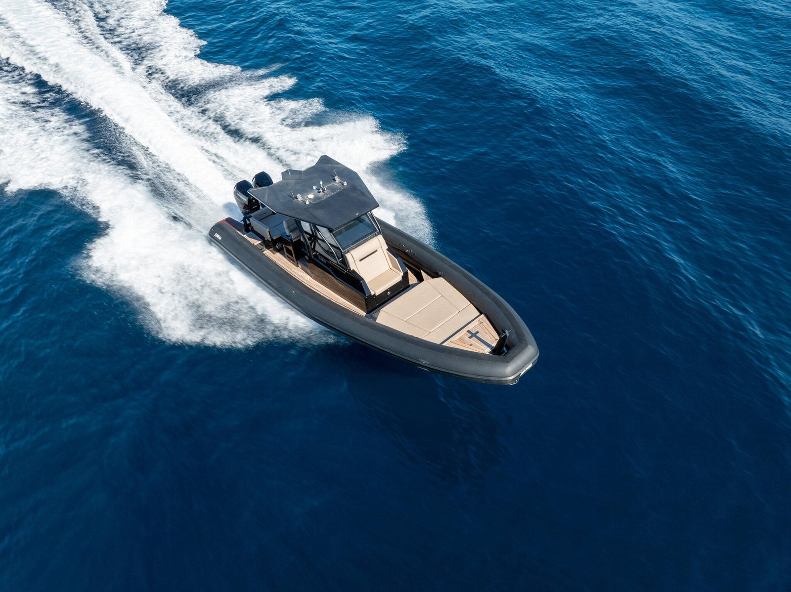 Sea Water Ghost 320 in Fahrt, Luftaufnahme