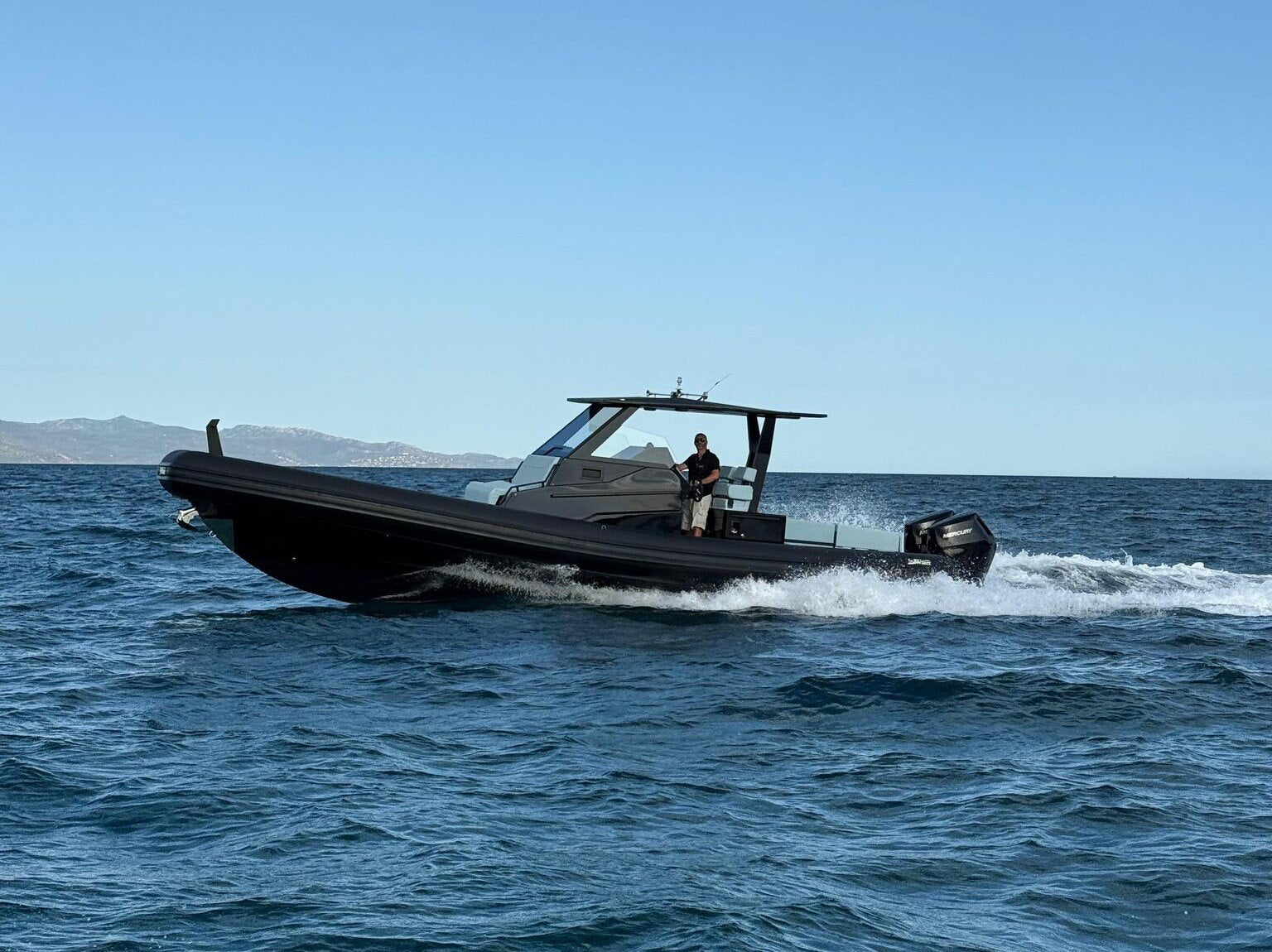 Sea Water Ghost 350 in Fahrt, Seitenansicht