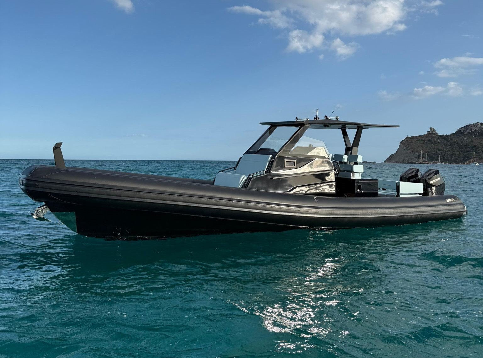 Sea Water Ghost 350 Kabinen-RIB in der Seitenansicht