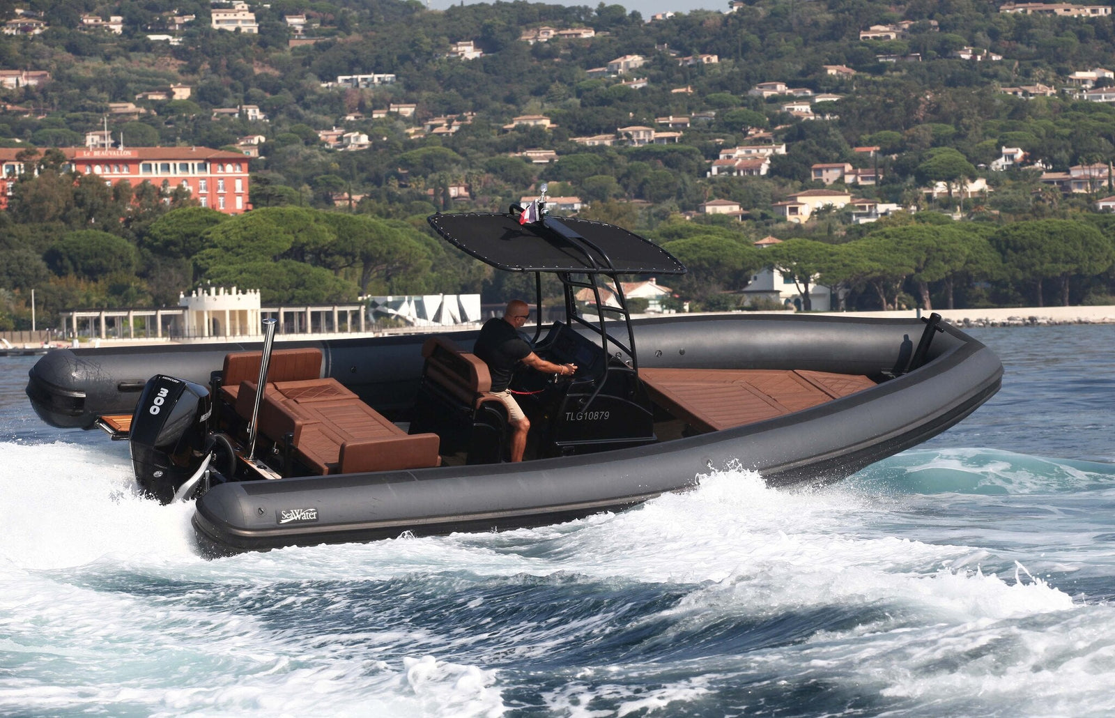 Sea Water Phantom 280 in Fahrt, Seitenansicht