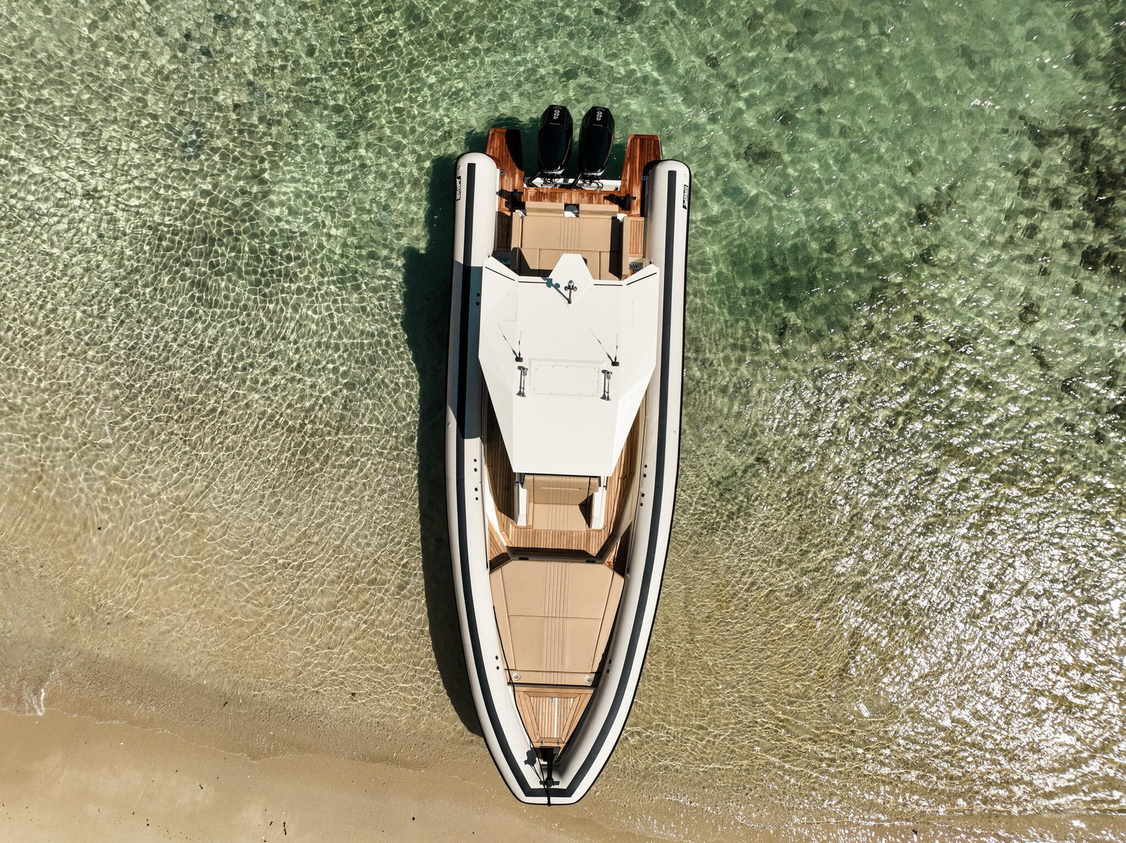 Deck des Sea Water Ghost 320 aus der Vogelperspektive