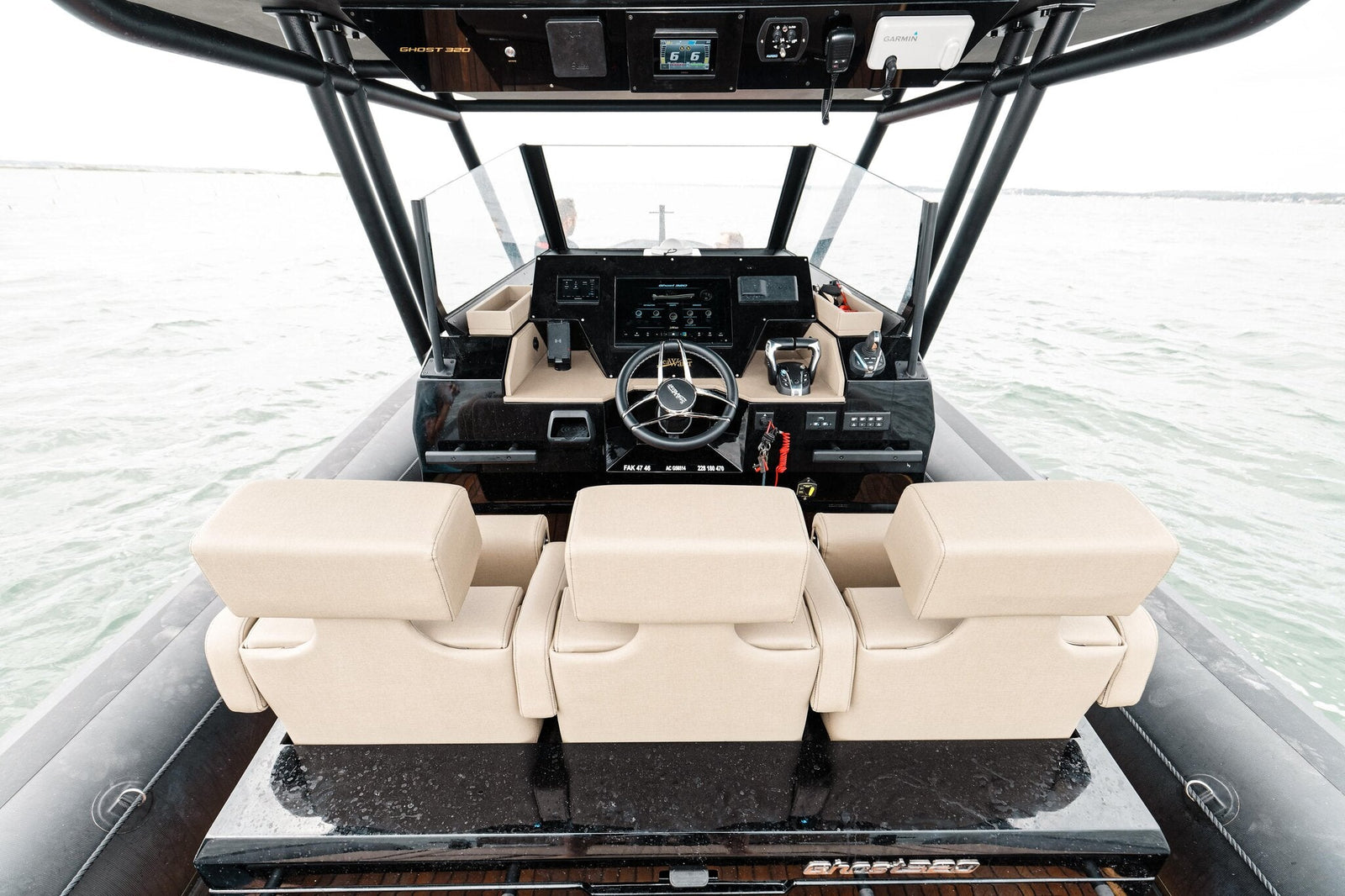 Cockpit des Sea Water Ghost 320