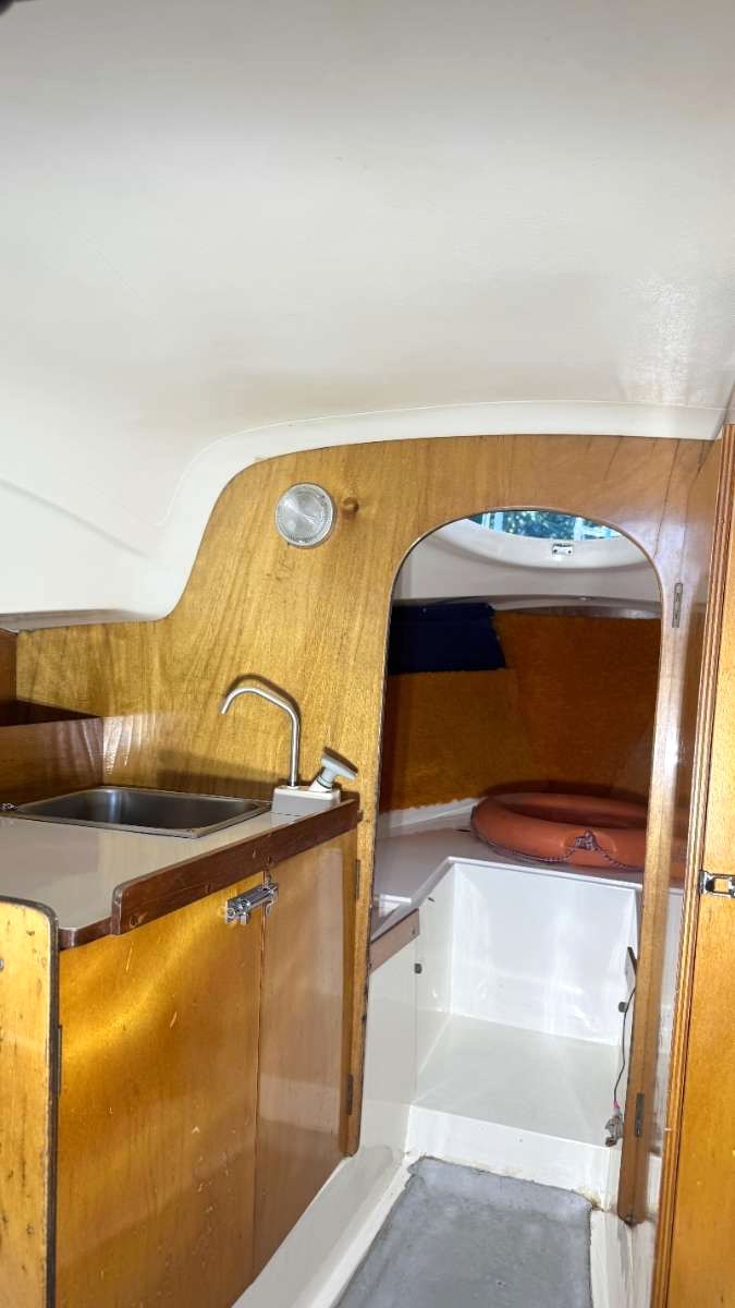 Blick von der Pantry ins Vorschiff der Sunbeam 22