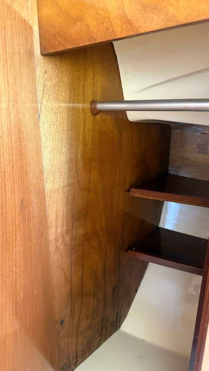 Stauraum mit Hängeschrank und Regalbrettern in der Sunbeam 22