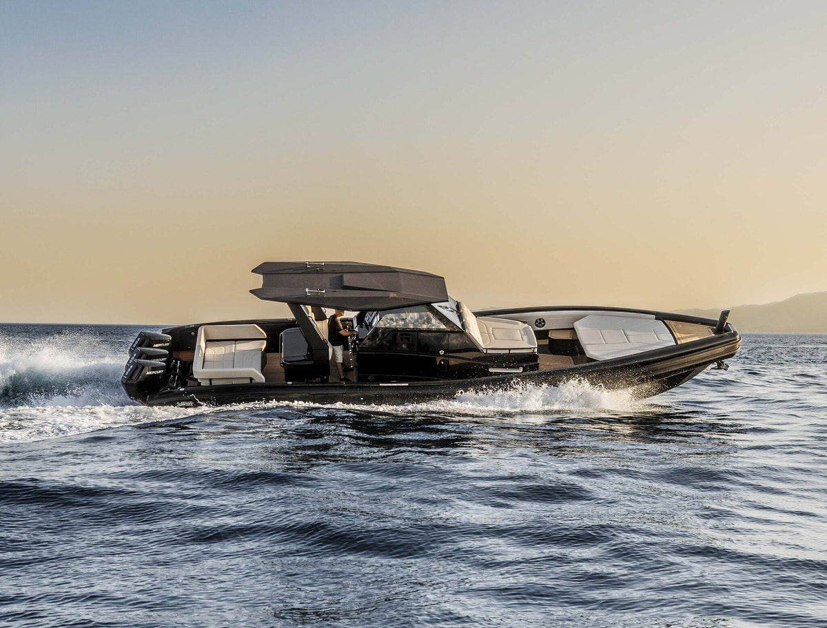 Sea Water Kymera 43 Luxus-Motoryacht in Fahrt
