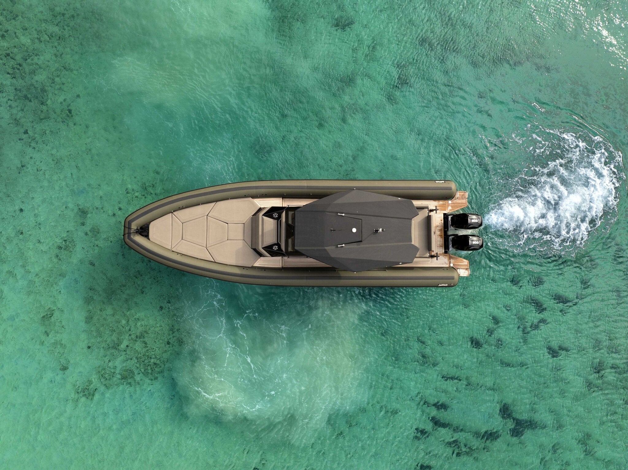 Sea Water Ghost 420 in Fahrt, Luftaufnahme