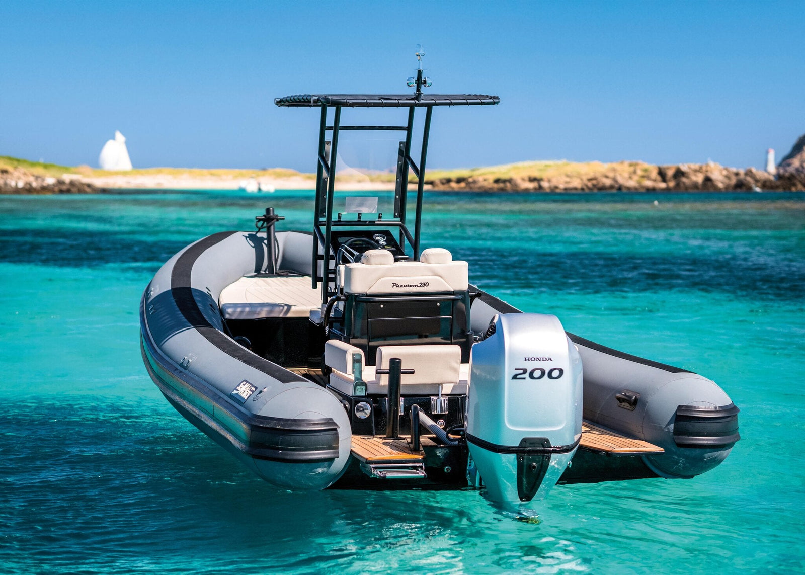 Sea Water Phantom 230 in einer Ankerbucht