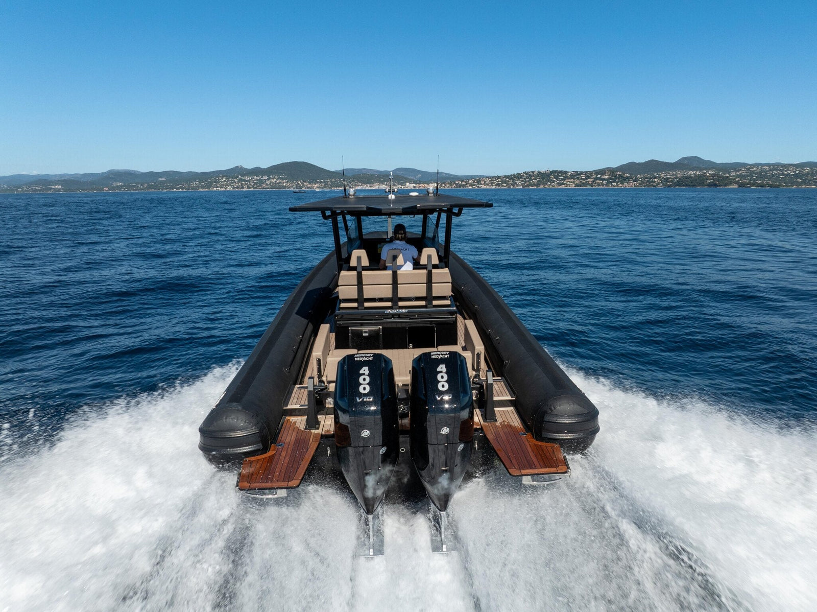 Sea Water Ghost 320 in Fahrt, Heckansicht