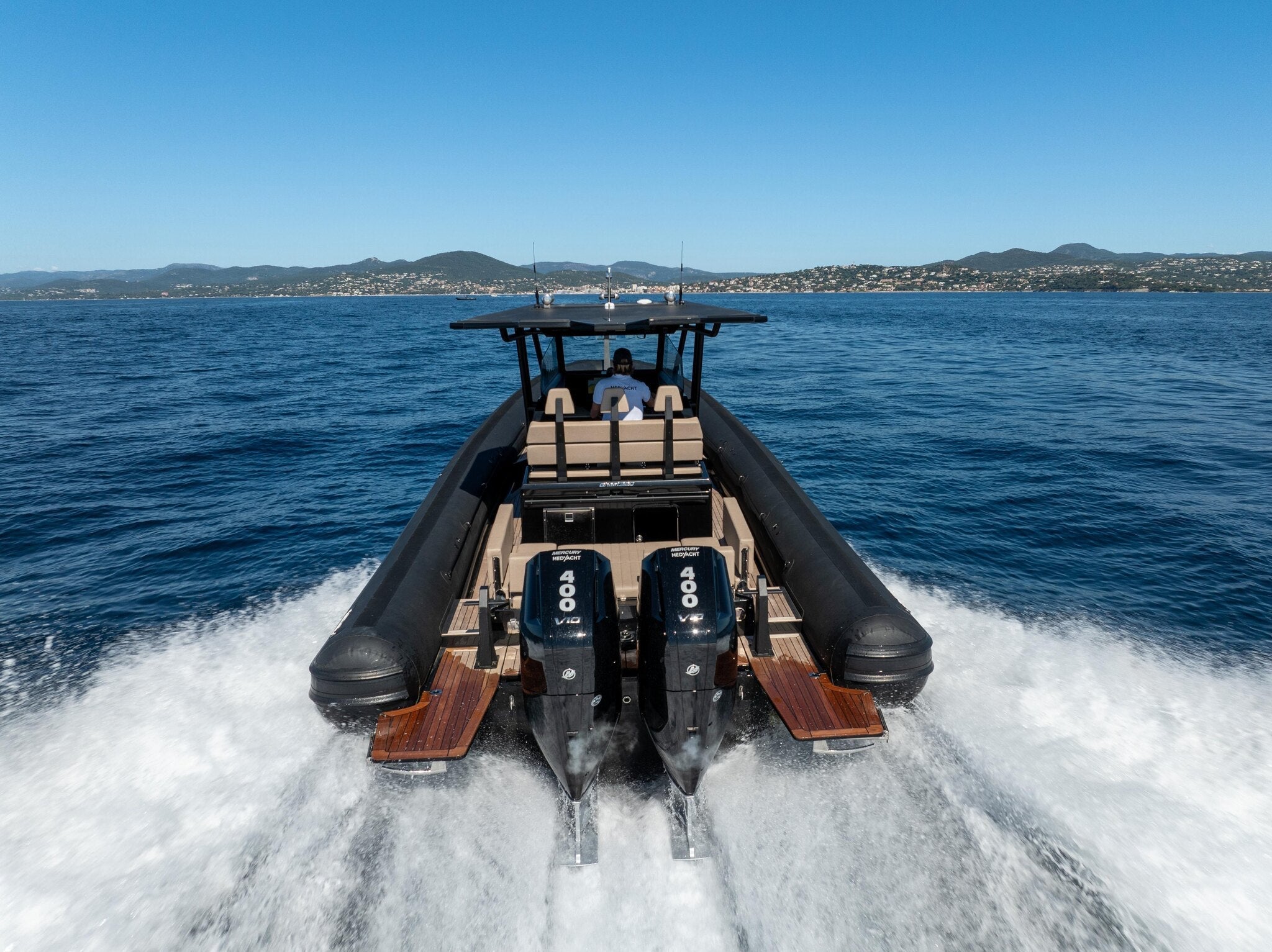 Sea Water Ghost 320 in Fahrt, Heckansicht