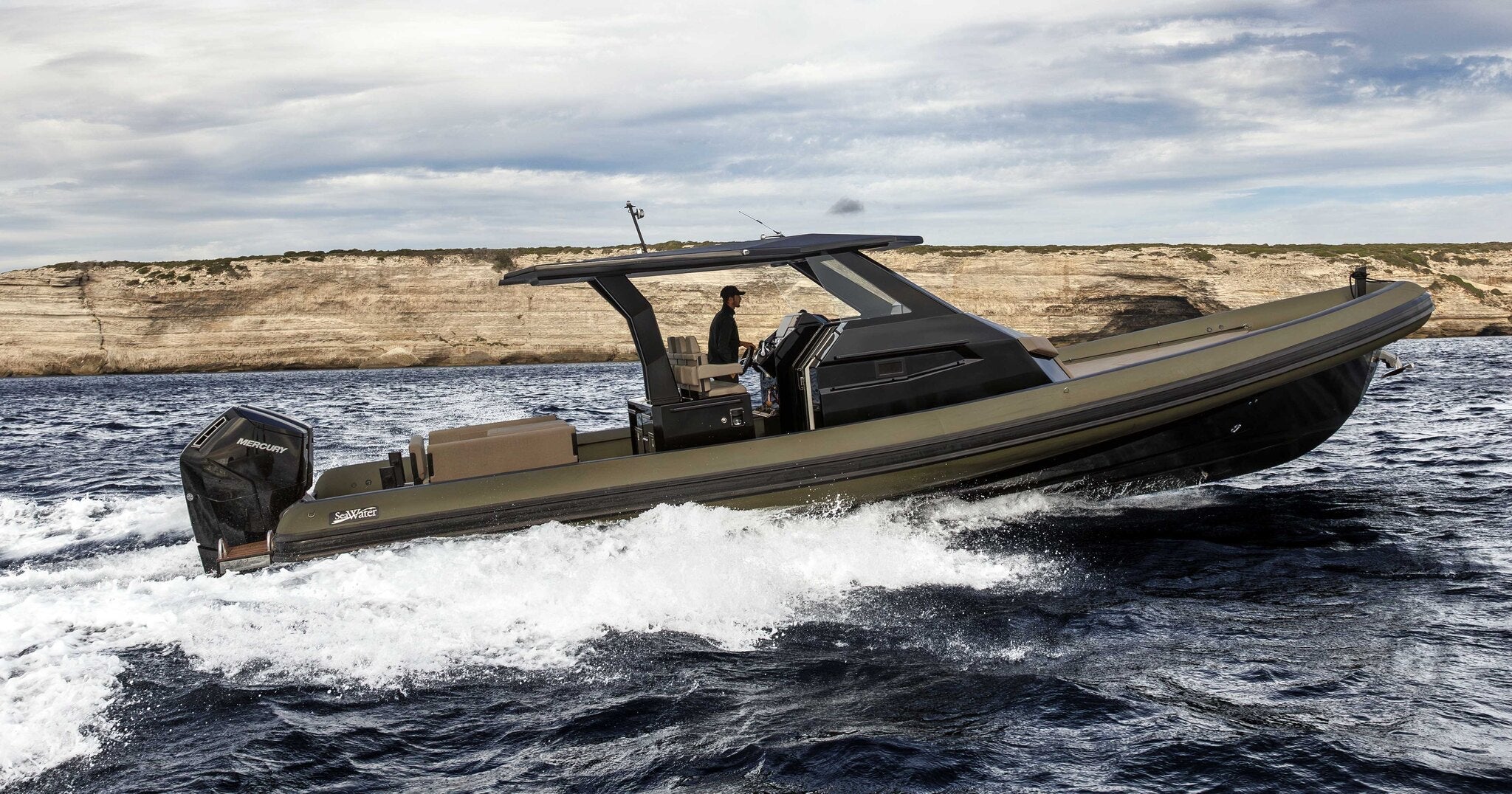 Sea Water Ghost 420 Kabinen-RIB in der Seitenansicht