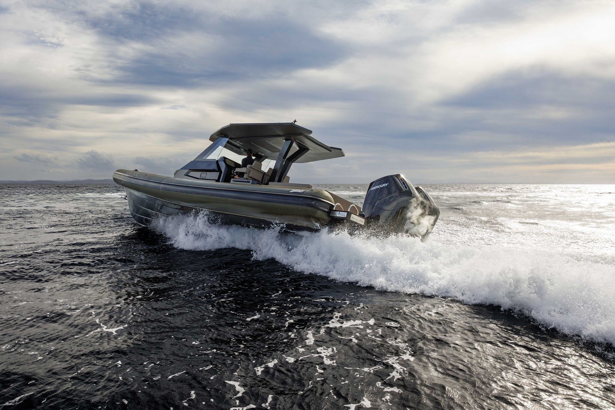 Sea Water Ghost 420 in Fahrt im Abendlicht