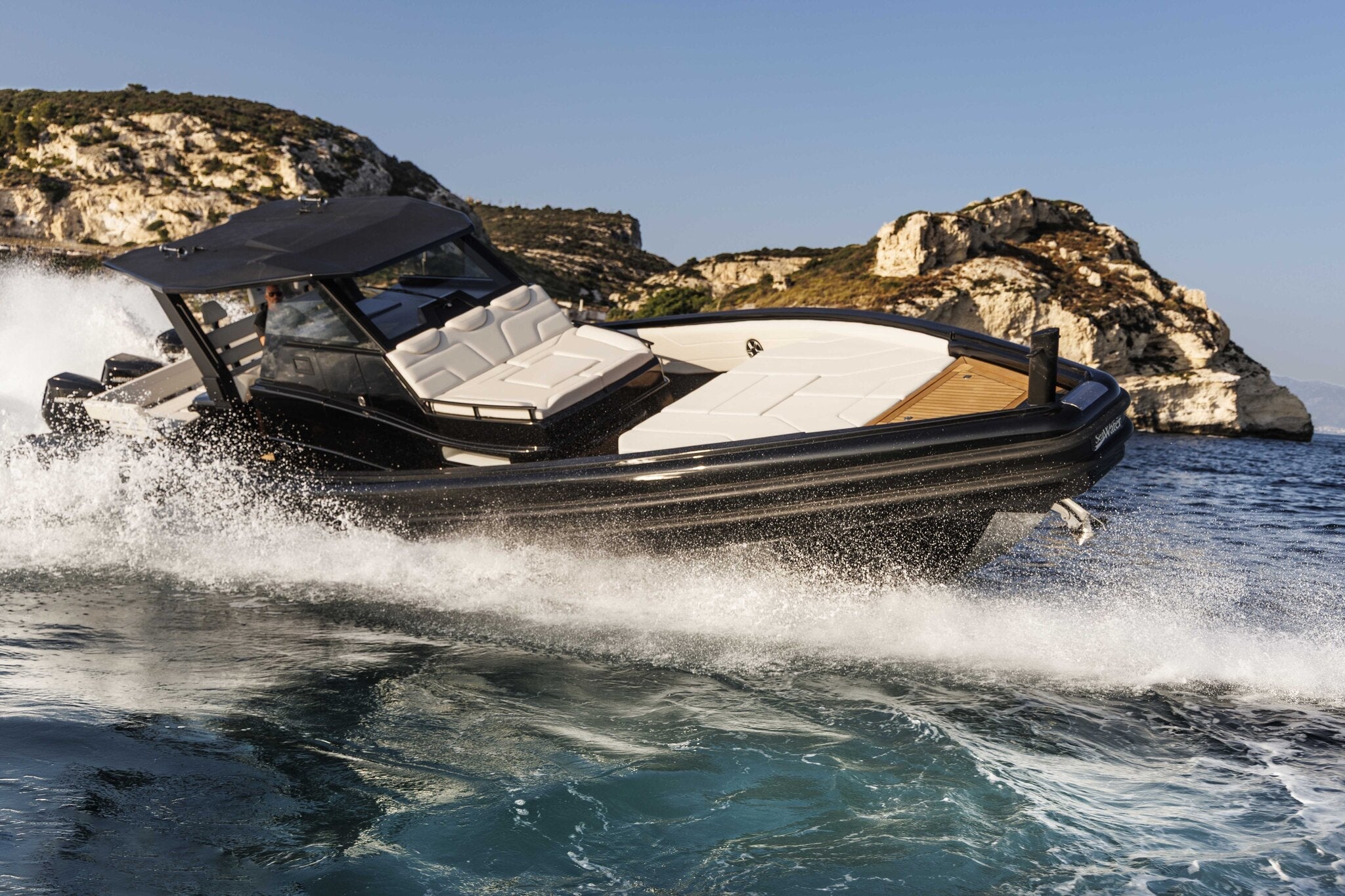 Sea Water Kymera 43 in Fahrt in einer Bucht