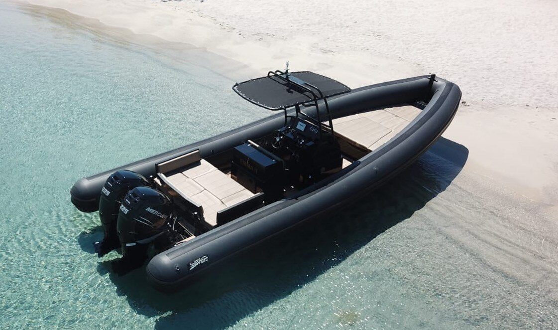 Sea Water Phantom 280 in Fahrt in einer Bucht
