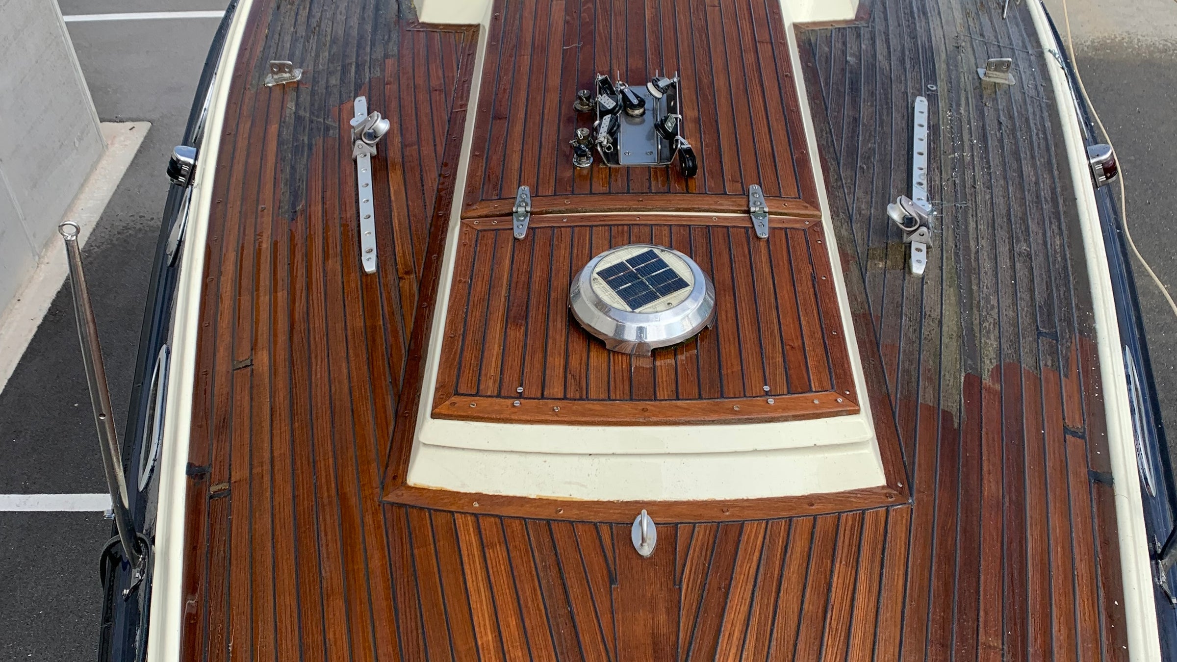 Teakdeck einer klassischen Yacht von oben