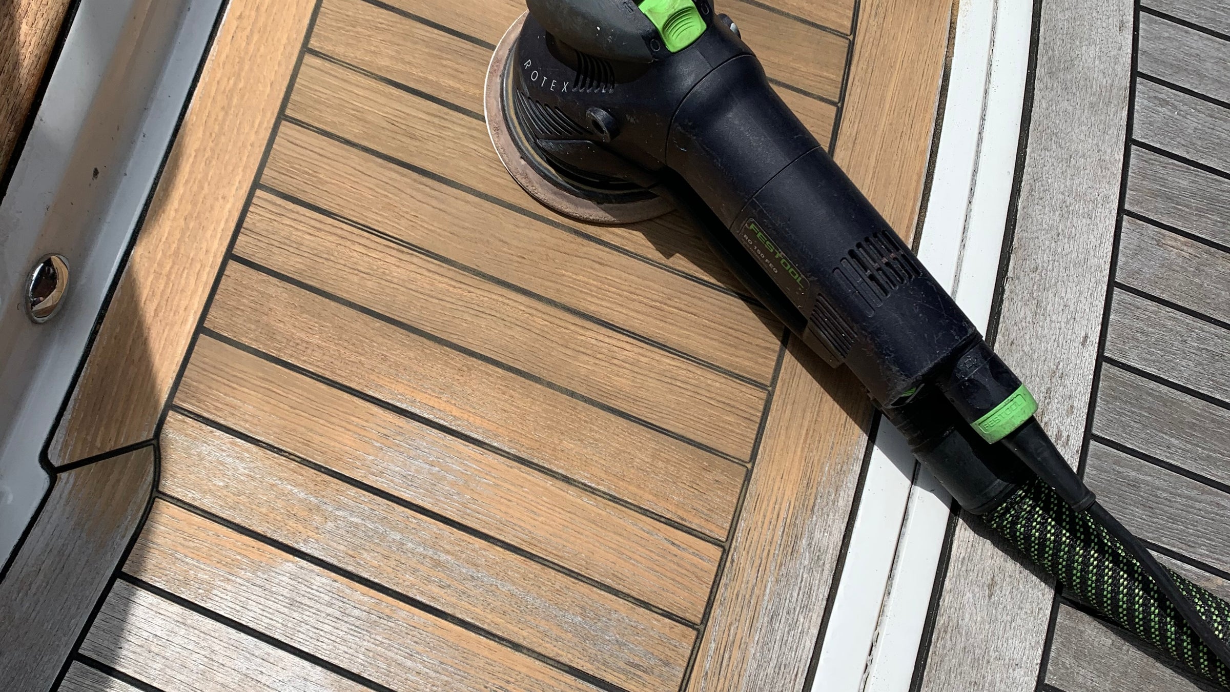 Teakdeck wird aufbereitet