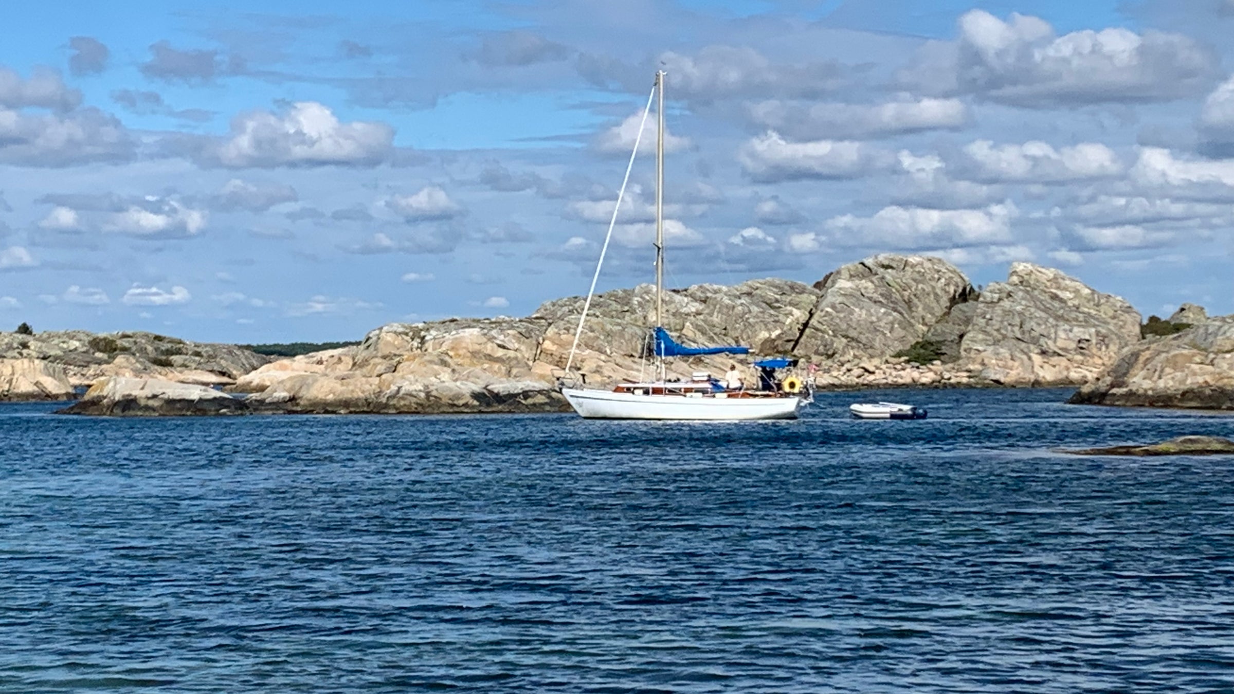 Segelboot vor einer Schäreninsel