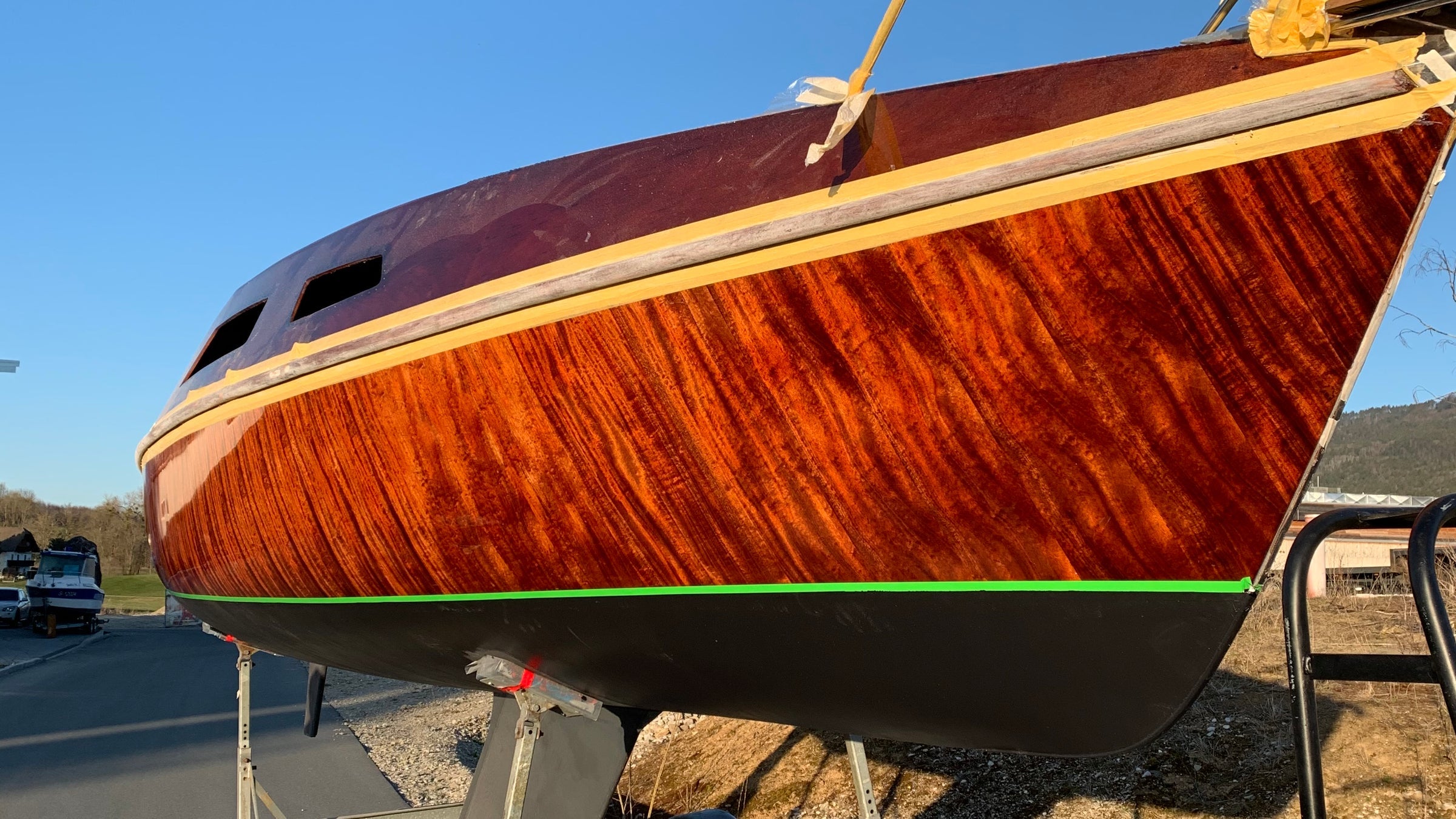 Bootstechnik – frisch lackierter Mahagoni-Rumpf
