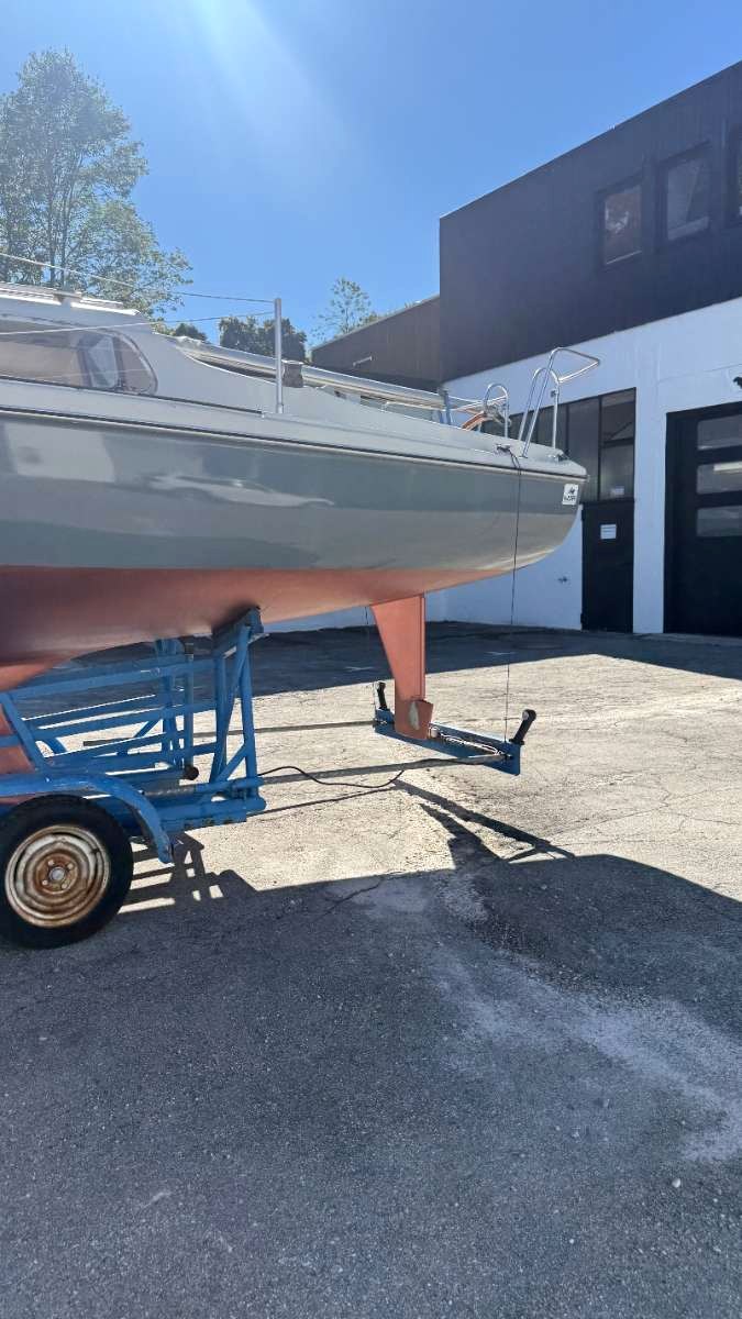 Sunbeam 22 in der Seitenansicht mit sichtbarem Kiel