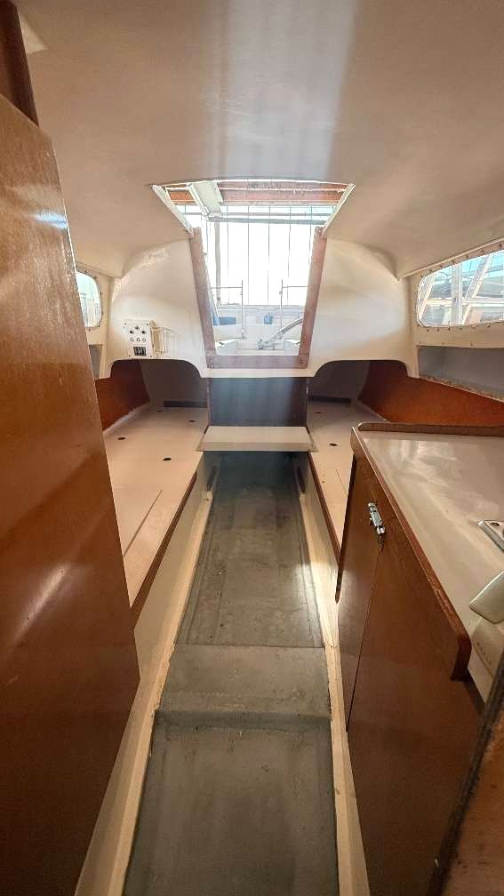 Kajüte der Sunbeam 22 mit geöffneter Deckluke